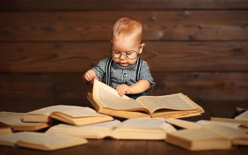Studiu: Copiii moștenesc inteligența doar de la unul dintre părinți