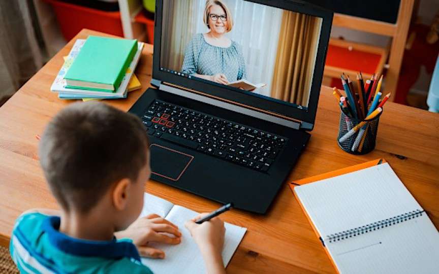 Oful unei mame: Sunt o mamă cloșcă, ce stă în spatele copilului la școala online și sare repede cu mâna peste mâna lui