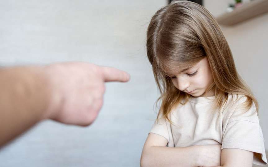 Evită cu orice preț să-i spui copilului aceste 3 fraze toxice