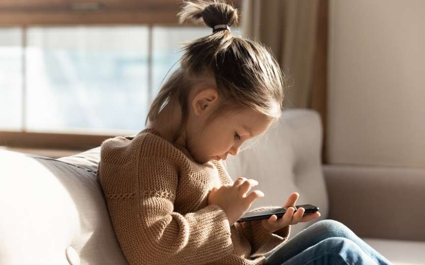 De ce este bine să amâni cât mai mult posibil achiziționarea unui telefon pentru copilul tău? Experții ne răspund