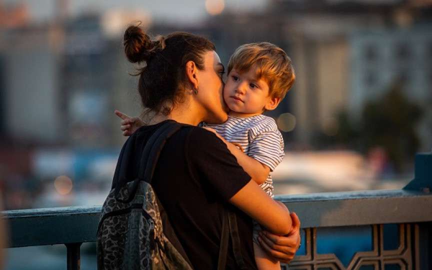 Tu ți-ai îmbrățișat copilul astăzi? Beneficiile uluitoare ale acestui obicei asupra dezvoltării armonioase a copilului