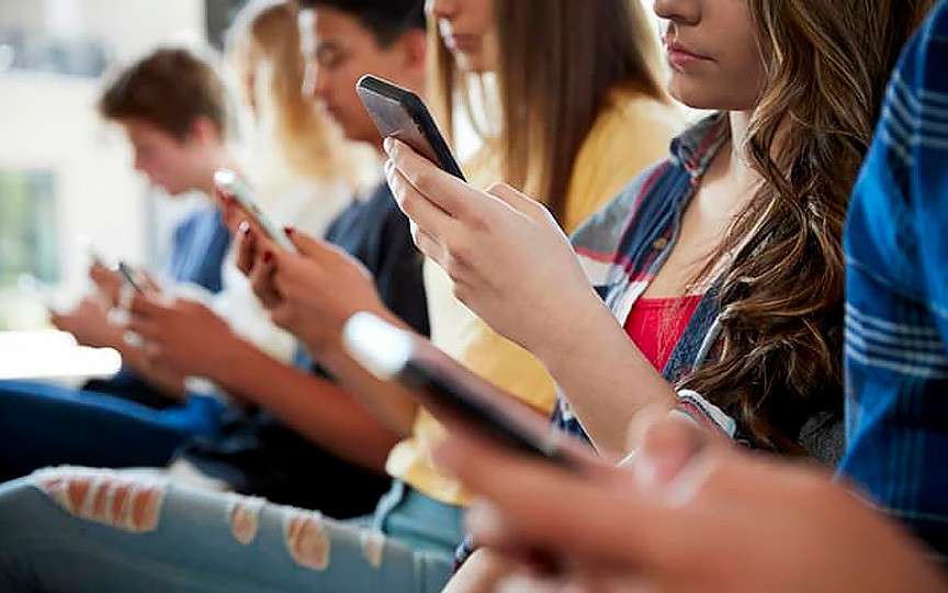 Cum îți salvezi copilul din capcana digitală: dependența de gadgeturi la adolescenți
