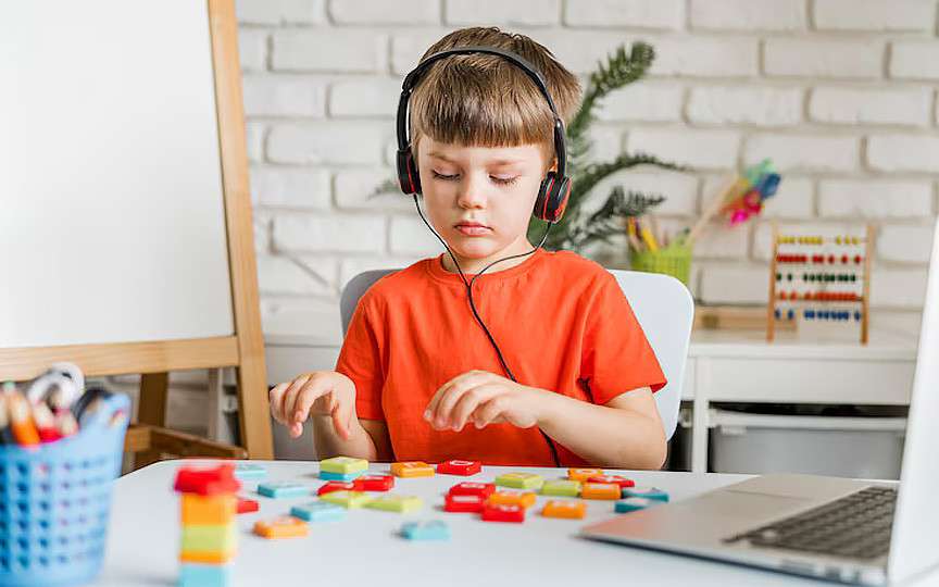 Autismul la copii: simptome, semne timpurii și cum poate fi facilitată socializarea