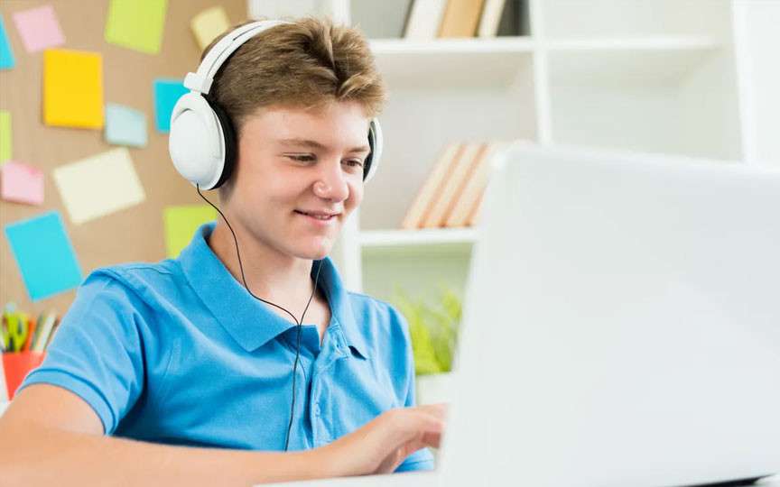 De ce este benefic ca cei mici să se joace pe calculator: adevărul surprinzător
