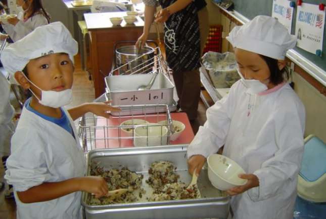 Pauza de masă într-o școală din Japonia