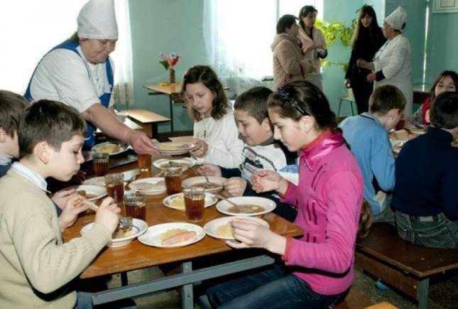 Vezi ce mănâncă elevii în școlile din 20 de țări