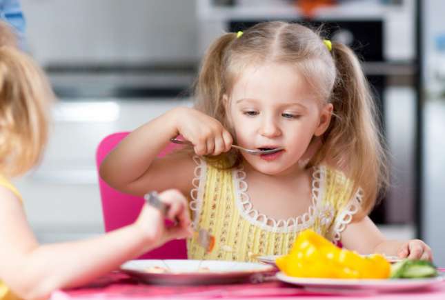 Care sunt grăsimile necesare în alimentația piciului și de ce trebuie evitate produsele degresate