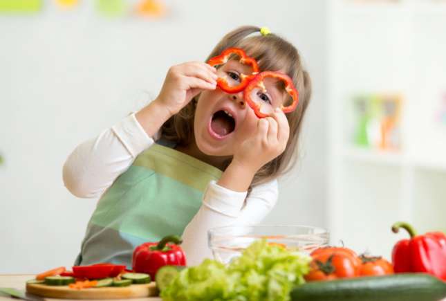 Medic nutriționist: Un copil nu poate fi crescut doar cu alimente vegane