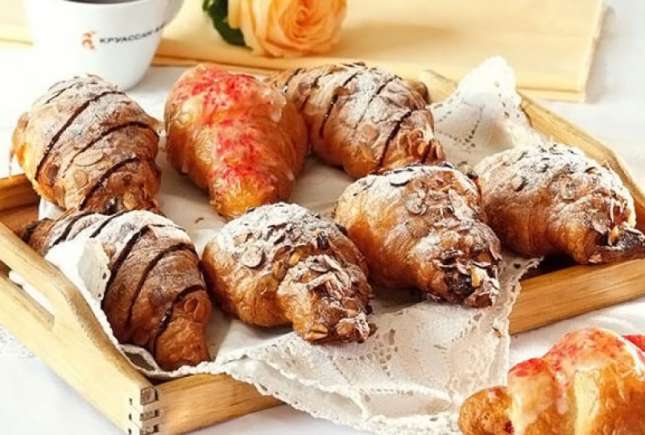 Nu-l mai oferiți copiilor! Iată ce ingrediente conține croasantul din comerț!