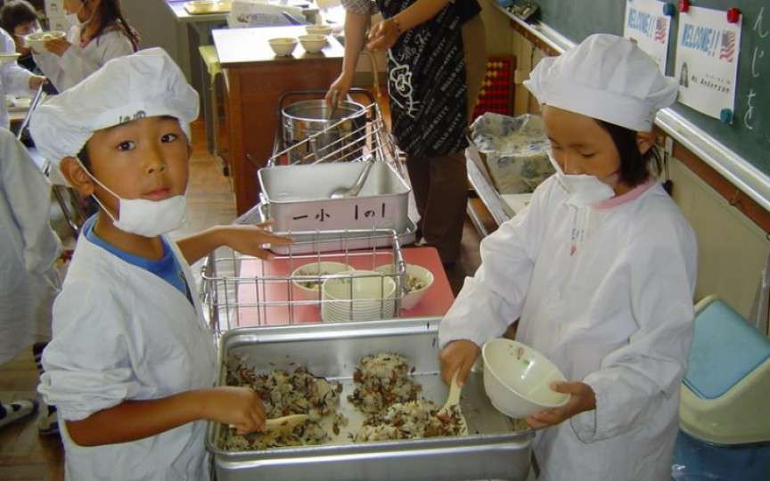 Pauza de masă într-o școală din Japonia