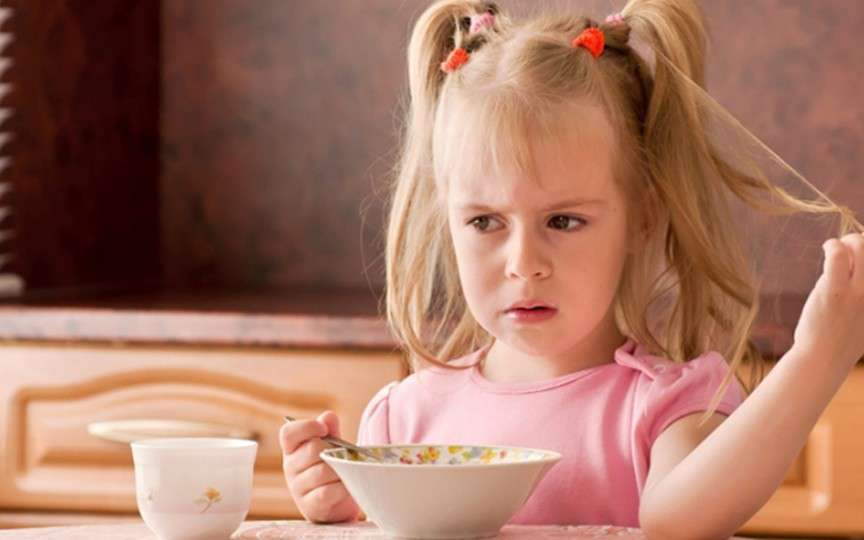 Lipsa poftei de mâncare la copii: motiv de îngrijorare sau nu?