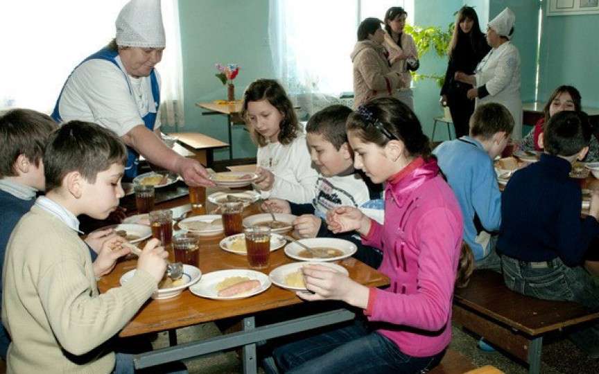 Vezi ce mănâncă elevii în școlile din 20 de țări