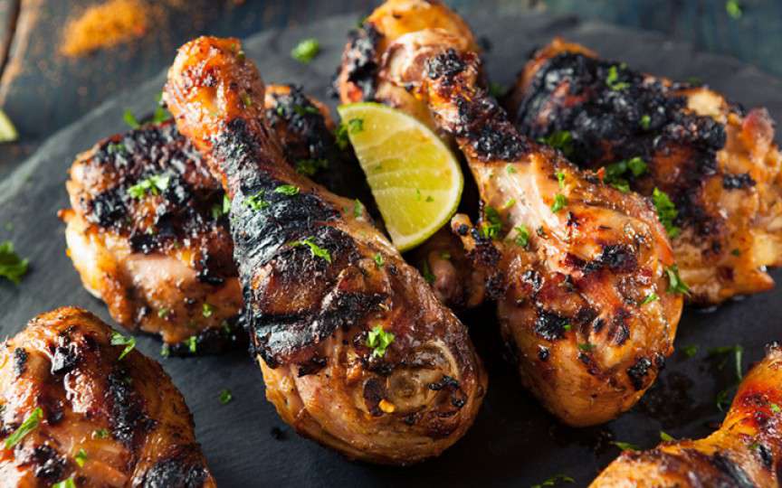 Puiul din comerț nu e cea mai sănătoasă carne pentru consum. Recomandările nutriționiștilor