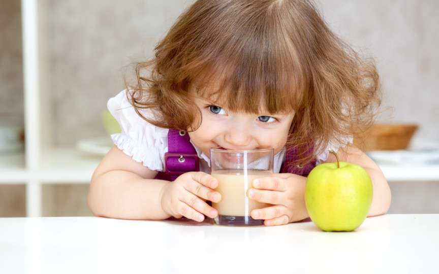 Medic nutriționist: Un pahar de suc proaspăt de fructe pentru copil este egal cu unul de bere