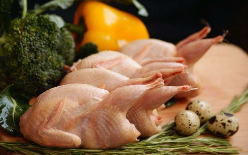 Carnea de prepeliţă versus carnea de pui: nutrienți și vitamine
