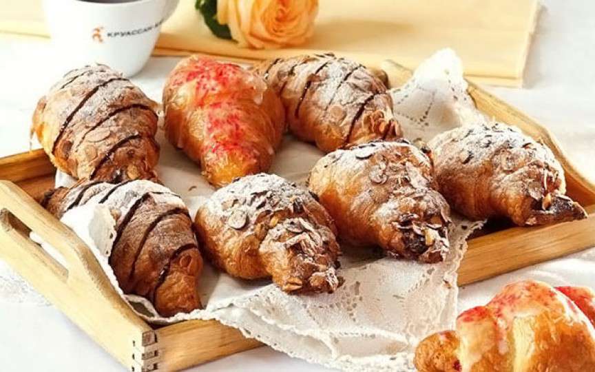 Nu-l mai oferiți copiilor! Iată ce ingrediente conține croasantul din comerț!
