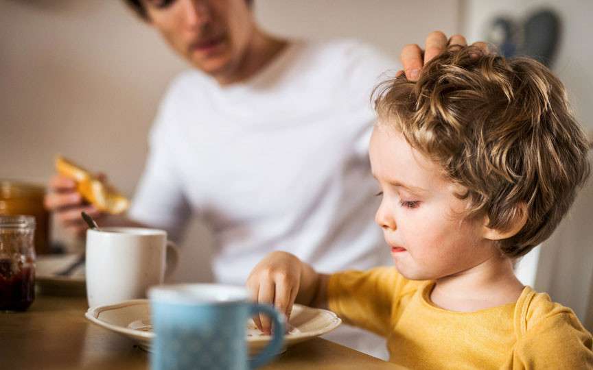 De ce este periculos să obligi copilul să mănânce tot: avertismentul endocrinologilor