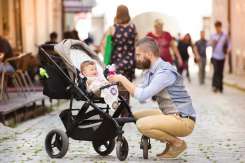 Cum faci ca străinii să nu-ți mai atingă bebelușul în stradă