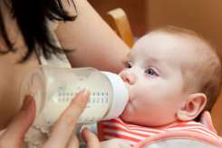 Medic pediatru despre laptele de vacă în alimentația copilului: Este bogat în grăsimi nesănătoase și poate produce constipație
