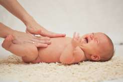 Colicile bebelușilor, pe înțelesul părinților – sfaturi practice de la medic pediatru-neonatolog