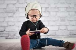 Telefon pe post de bonă. Ce riști când îți lași copilul în fața ecranelor minute în șir