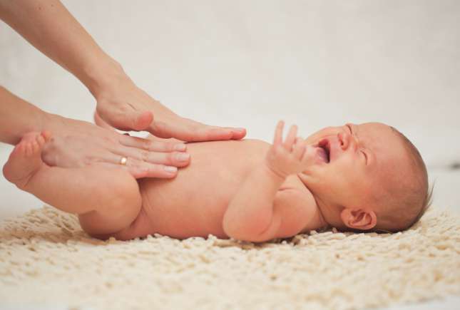 Colicile bebelușilor, pe înțelesul părinților – sfaturi practice de la medic pediatru-neonatolog