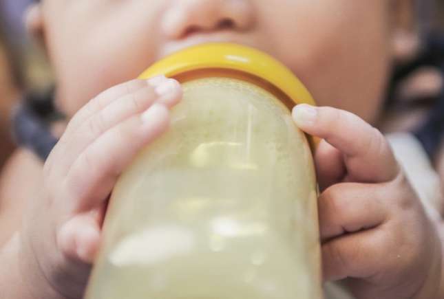 Cariile dentare de la biberon: cauze, tratament și prevenire