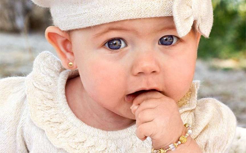 Găurirea urechilor la bebeluşi poate fi interzisă în Marea Britanie
