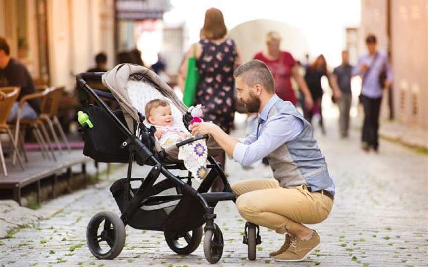 Cum faci ca străinii să nu-ți mai atingă bebelușul în stradă