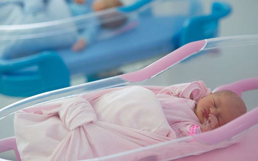 Pediatru: Mai mulți copii născuți prin cezariană „aproape” la termen, vor avea toată copilăria probleme