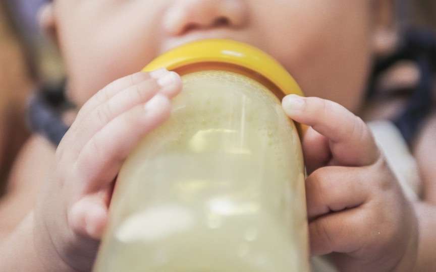 Cariile dentare de la biberon: cauze, tratament și prevenire