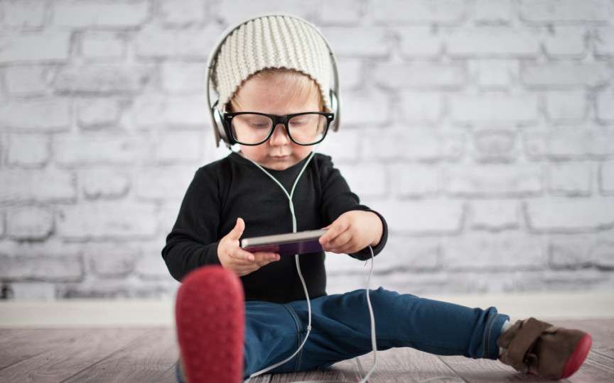 Telefon pe post de bonă. Ce riști când îți lași copilul în fața ecranelor minute în șir