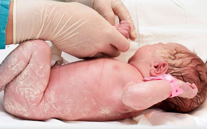 Vernix caseosa: Ce este și cum protejează bebelușul în primele zile de viață