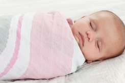 Neonatolog Victoria Sisoev: Înfășatul nu are nici un avantaj!