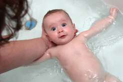 Facem baie bebelușului până îi cade ombilicul? Răspunsul pediatrului Komarovskii