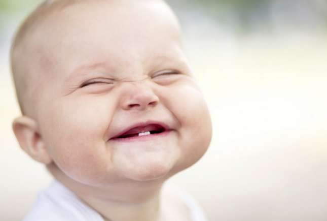 Cum îngrijeşti gingiile și primii dințișori ai bebelușului