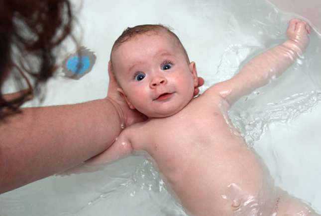 Facem baie bebelușului până îi cade ombilicul? Răspunsul pediatrului Komarovskii