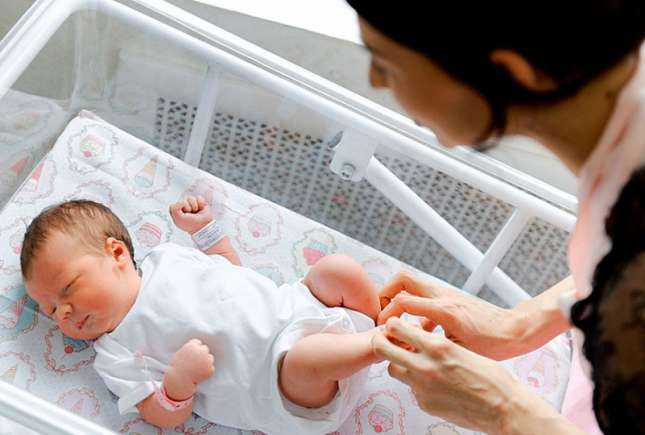 Cursuri obligatorii pentru părinți, fără de care nou-născutul nu va putea fi scos din maternitate