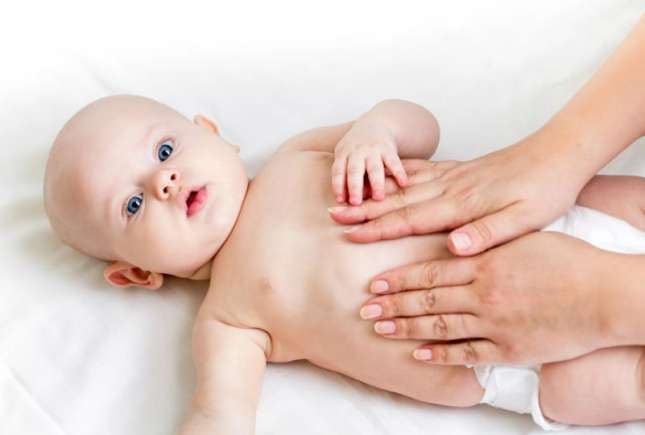 5 metode la îndemâna tuturor părinților pentru a calma colicile bebelușului