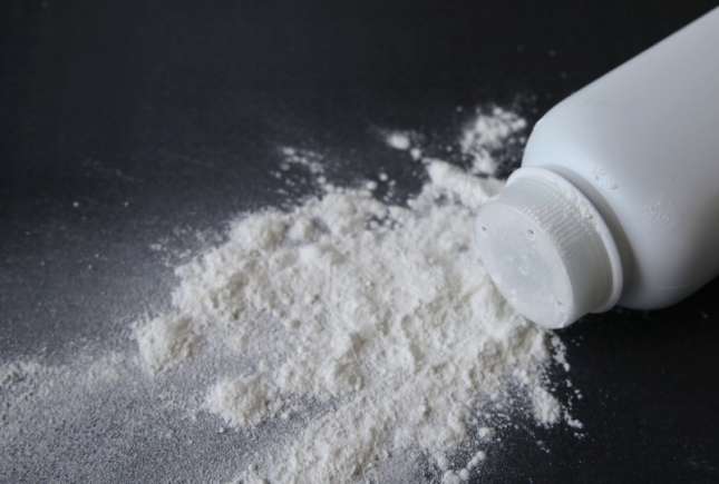 Atenție la pudra de talc pe care o folosiți la bebeluș! Johnson & Johnson retrage 30.000 de flacoane