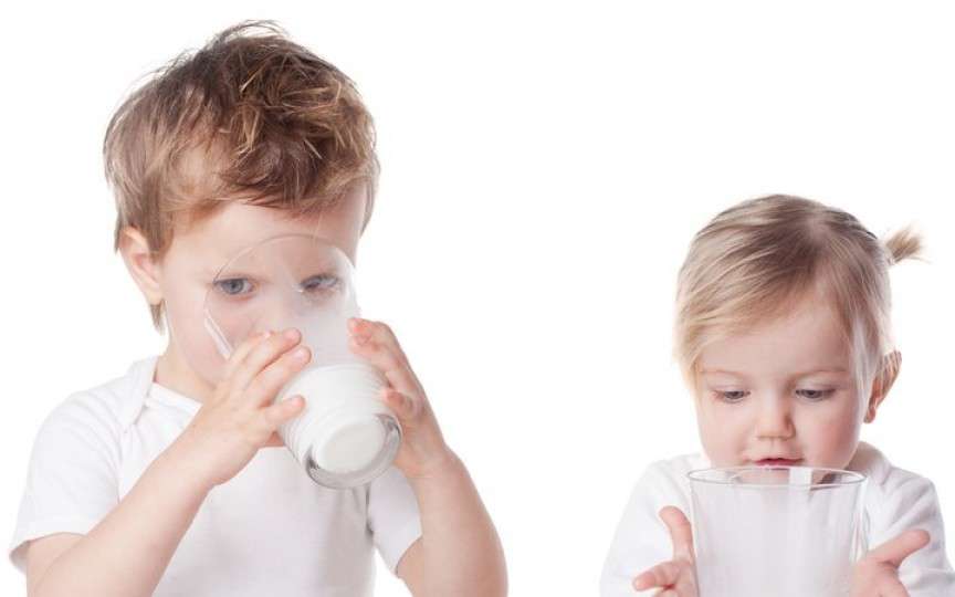 De ce laptele de vacă nu este potrivit pentru a fi introdus în alimentaţia copiilor mici