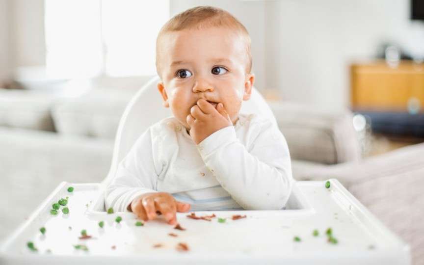 Când este bebelușul pregătit pentru diversificare? Răspunsuri și sfaturi de la medicul pediatru