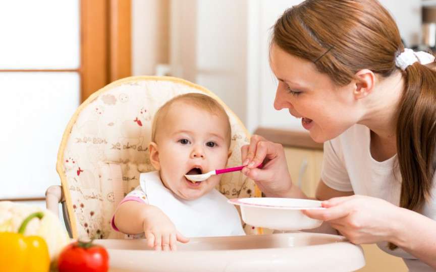 5 mituri legate de alimentația bebelușului, demontate de medici