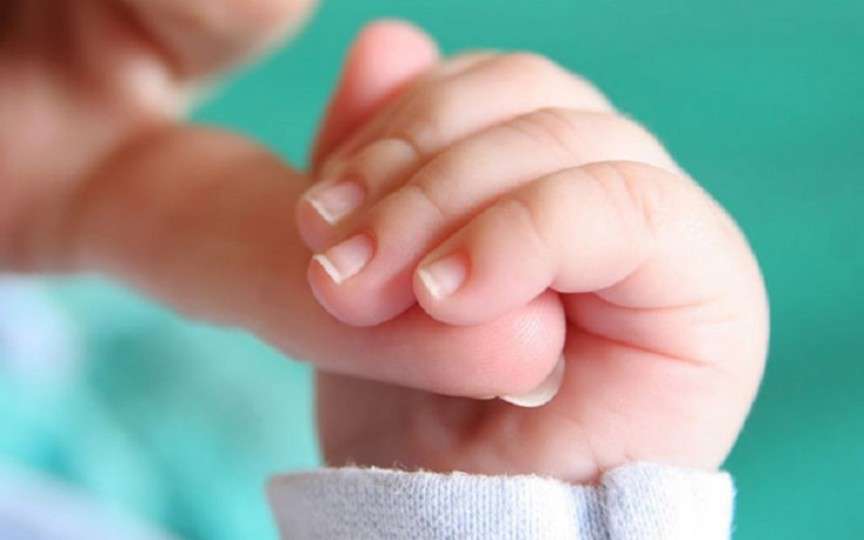 Nu le mai „tăiați” bebelușilor unghiile cu dinții!