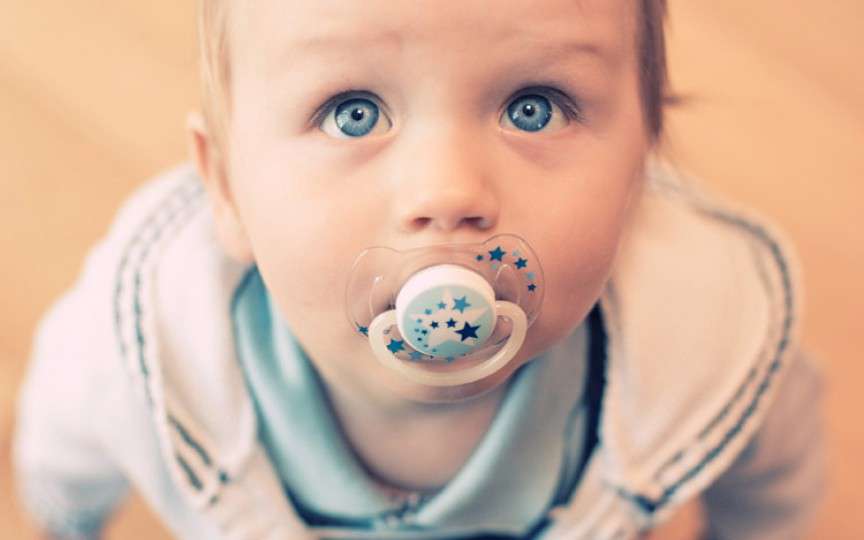 Părinții care ling suzetele copiilor îi pot scăpa pe cei mici de alergii