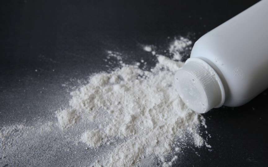 Atenție la pudra de talc pe care o folosiți la bebeluș! Johnson & Johnson retrage 30.000 de flacoane