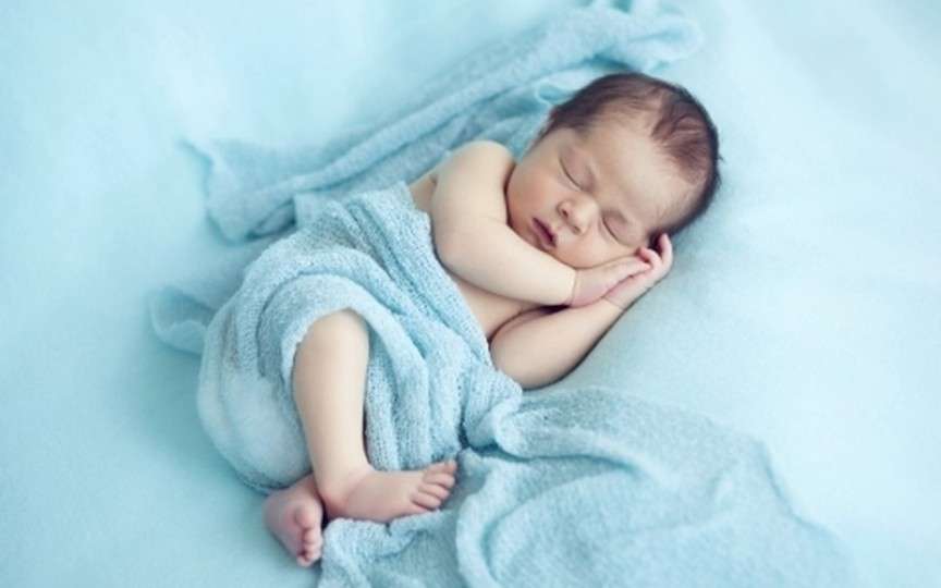 Trucuri simple pentru părinți ca piciul să doarmă bine noaptea