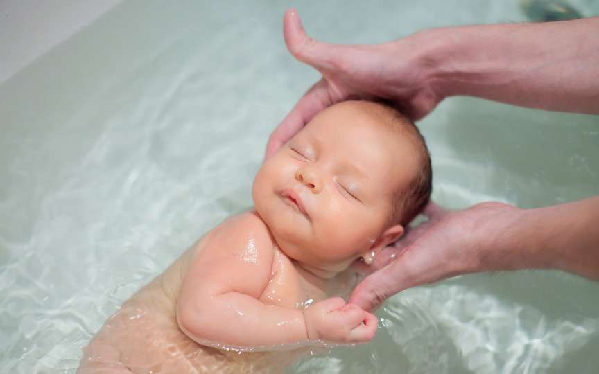 Băița înainte de somn. „Dacă bebe e obosit și a trecut ora de culcare, evită băița”