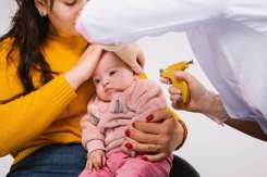 Când îi putem pune cercei bebelușului? Pediatrul ne răspunde