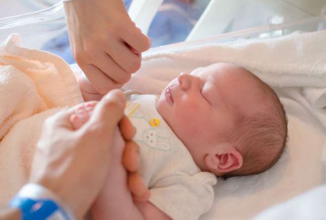 Primele 40 de zile după naștere sunt doar pentru părinți și copil